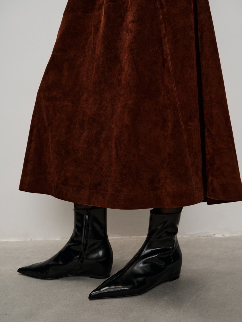 Classic Vintage Mahogany Edge-Trimmed Full-Grain Leather Pointed-Toe Chelsea Ankle Boots with Hidden Lift Stitch Design